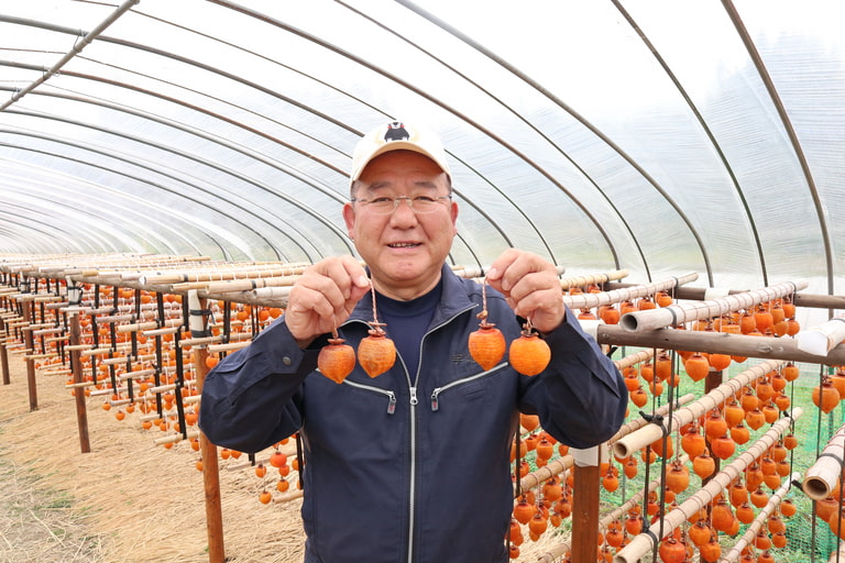 生産者の木村さんは、100年以上続く干し柿農家の3代目