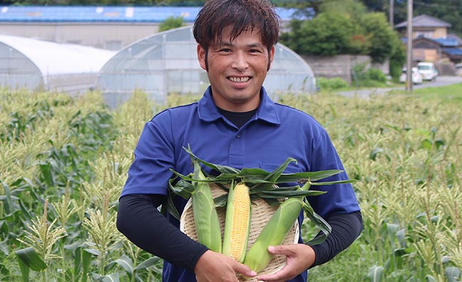 糸島で代々農業を営んでいる浦田さんは、水菜栽培のプロフェッショナルです。いち早く水菜栽培に着手し、福岡での高いシェア率を誇ります。
