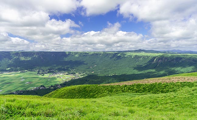 阿蘇の外輪山は火山灰で形成されていて、メロン栽培に適した土壌が広がっています。熊本では、特別な日にぴったりな高級メロンも生産されています。