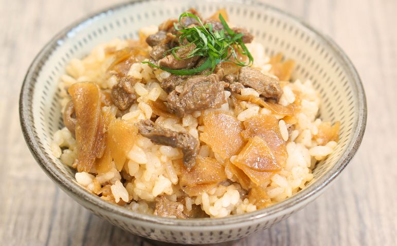 炊き立てご飯に混ぜるだけ！手軽に旨みたっぷりの具沢山な鶏めしをお楽しみいただけます♪